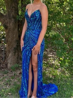 Ashley Lauren Prom
Dress 11236
Turquoise/Royal
Like New